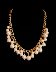 Gullfarget halskjede med perler